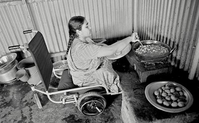Une femme handicapée prépare de la nourriture pour ses collègues au Centre de Réhabilitation des Paralysés, CRP à Savar, Dhaka, Bangladesh. 2005. - Unbekannt Unbekannt